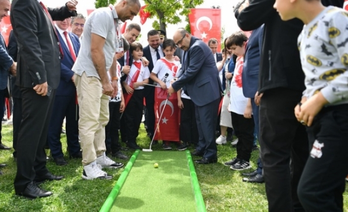 Balıkesir'de Vali Ustaoğlu top oynadı, mendil kapmaca yarışmasına katıldı