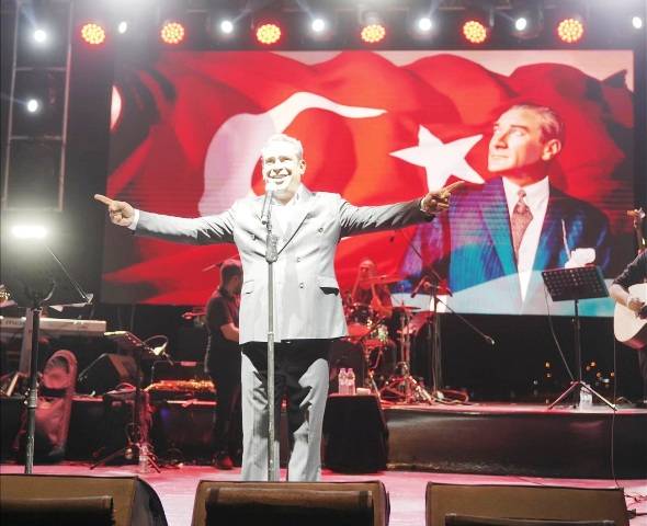 20. Ayvalık Uluslararası Zeytin Hasat ve Turizm Festivali’nde müzik dolu gece...