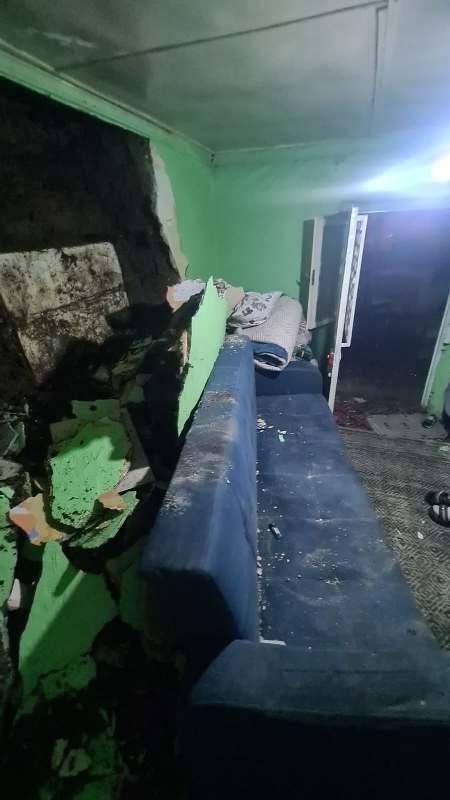 Edremit’te deprem duvarı yıktı