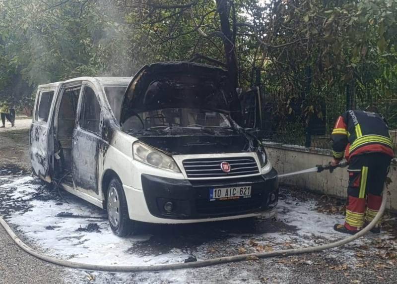 Edremit'te Park Halindeki Minibüs Alev Alev Yandı!
