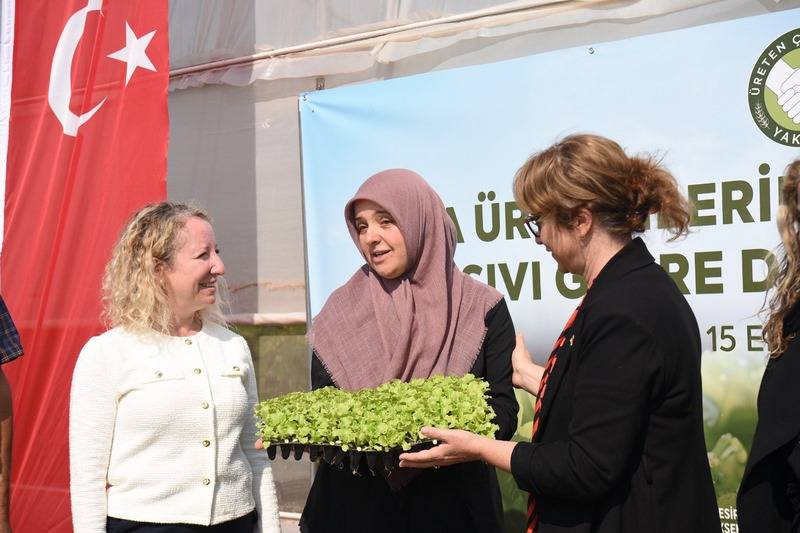 Başkan Akın destekliyor, kadın çiftçiler toprağın bereketini artırıyor