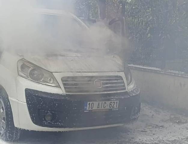 Edremit'te Park Halindeki Minibüs Alev Alev Yandı!