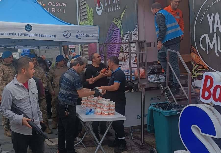 Sındırgı'da Büyükşehir Belediyesi 107 araç, 242 personelle bölgede