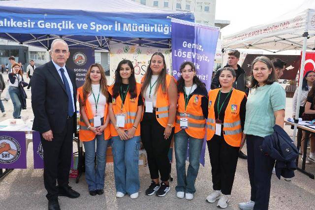 Rektör Prof. Dr. İsmail Boz, Öğrenci Topluluklarının Stantlarını Ziyaret Etti