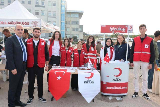 Rektör Prof. Dr. İsmail Boz, Öğrenci Topluluklarının Stantlarını Ziyaret Etti