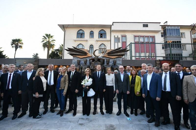 Balıkesir'de Cumhuriyet Meydanı 2.etabı açıldı.
