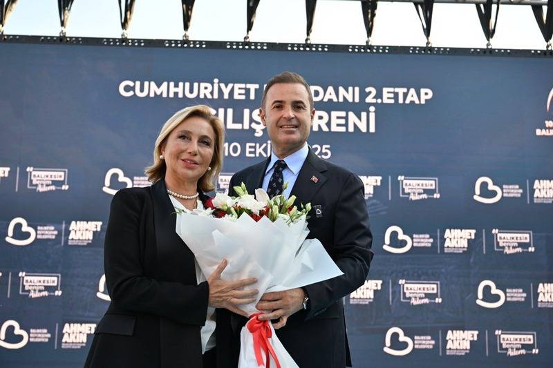 Balıkesir'de Cumhuriyet Meydanı 2.etabı açıldı.