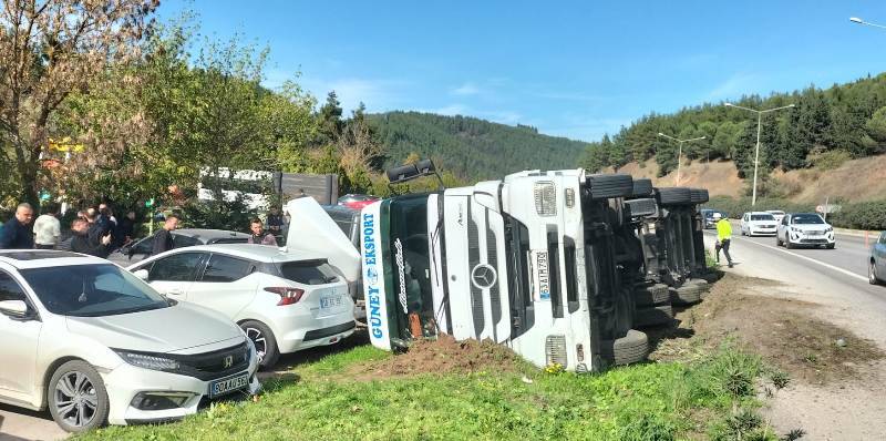 Balıkesir Karesi'de tır kazası: 7 araç hasar gördü