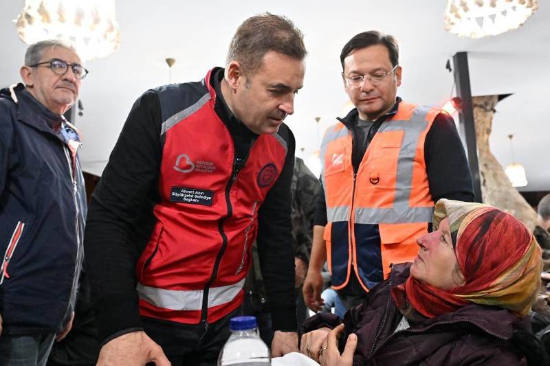 Sındırgı'da Büyükşehir Belediyesi 107 araç, 242 personelle bölgede