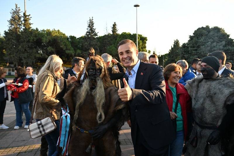 Büyükşehirden Dünya Balıkesirliler Günü’nde muhteşem kortej