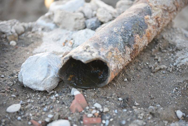 BASKİ vatandaşı 60 yıllık içme suyu hatlarından kurtardı