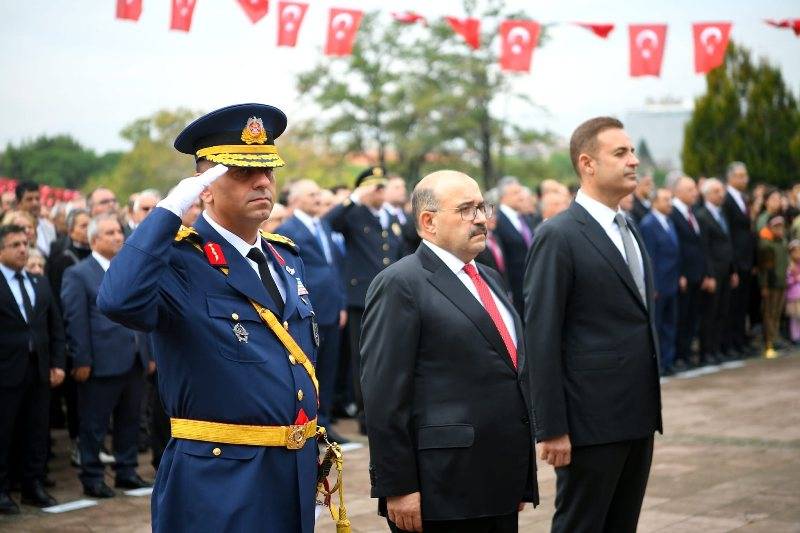 Balıkesir'de 29 Ekim coşkusu çelenk sunumu ile başladı