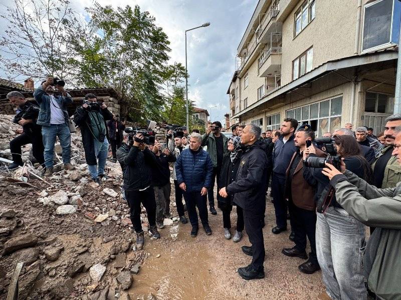Bakan Yerlikaya açıkladı: Sındırgı depreminde can kaybı yok, 26 Kişi Yaralandı