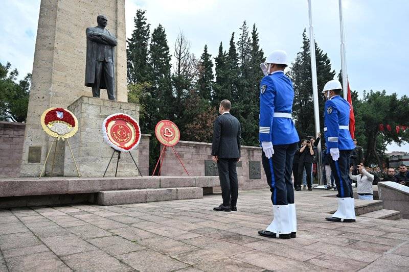 Balıkesir'de 29 Ekim coşkusu çelenk sunumu ile başladı