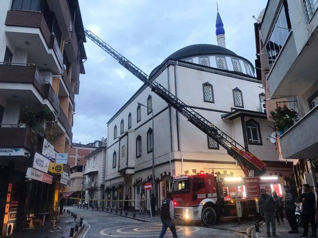 Balıkesir İvrindi’de çıkan yangında çatı katı harabeye döndü