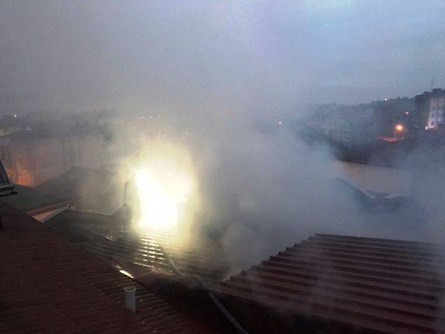 Balıkesir İvrindi’de çıkan yangında çatı katı harabeye döndü