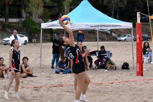 Büyükşehir Belediyesi, Dünya Kız Çocukları Gününde kız çocuklarına voleybol heyecanı yaşattı