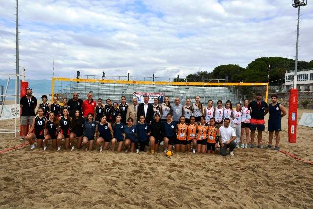Büyükşehir Belediyesi, Dünya Kız Çocukları Gününde kız çocuklarına voleybol heyecanı yaşattı