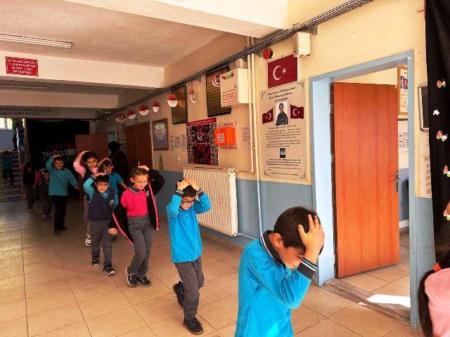 Balıkesir'de Tüm Okullarda Eş Zamanlı Deprem Tatbikatı Gerçekleştirildi
