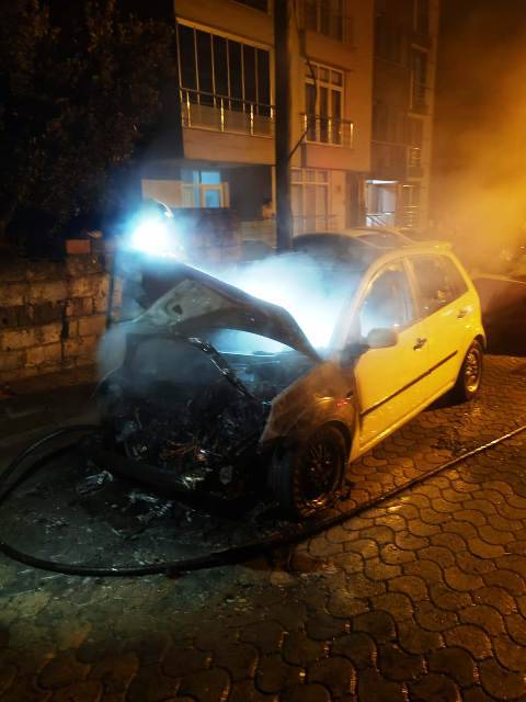 Manyas’ta da bir araç yandı