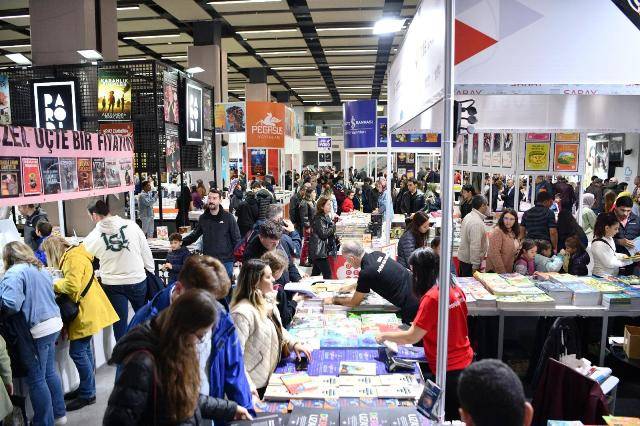 1.Balıkesir Kitap Fuarı, yazarları okuyucularıyla buluşturmaya devam ediyor