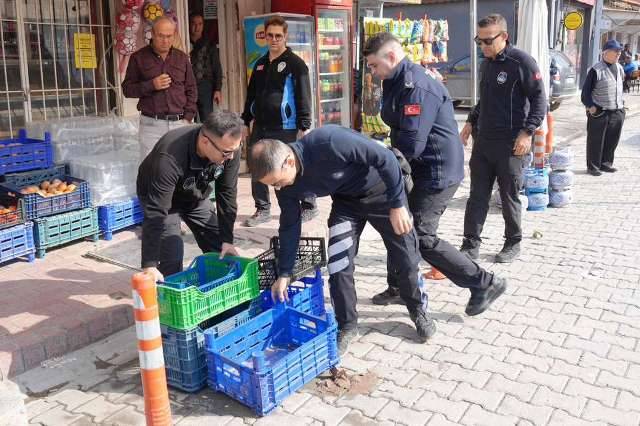 Burhaniye’de Yol Ve Kaldırım İşgaline Geçit Yok