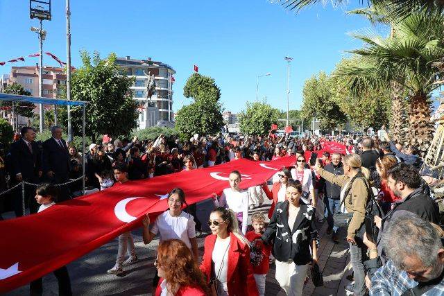 Edremit’te Cumhuriyet’in 102. Yılı Coşkuyla Kutlandı
