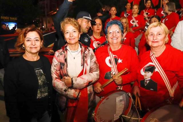 Burhaniye’de Cumhuriyet’in 102. Yılı Fener Alayıyla Kutlandı