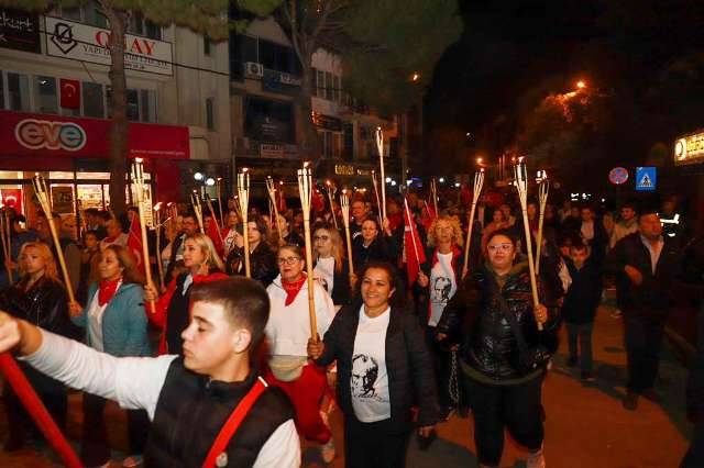 Burhaniye’de Cumhuriyet’in 102. Yılı Fener Alayıyla Kutlandı