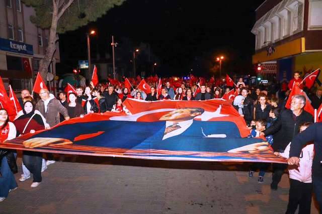 Burhaniye’de Cumhuriyet’in 102. Yılı Fener Alayıyla Kutlandı