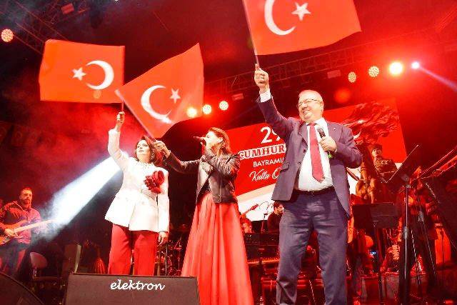 Cumhuriyet’in 102. Yıldönümü Edremit’te coşkuyla kutlandı