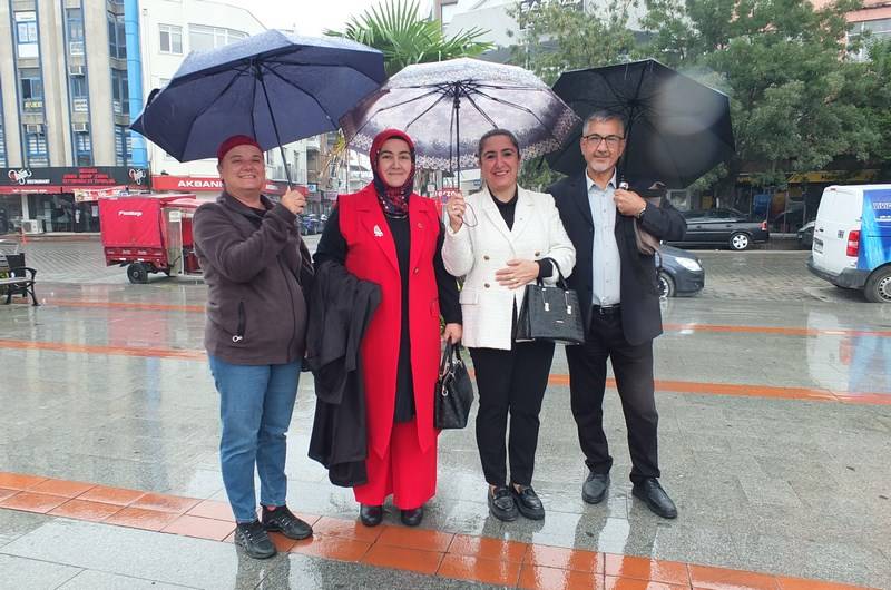 Burhaniye'de Muhtarlar Günü Yağmur Altında Coşkuyla Kutlandı