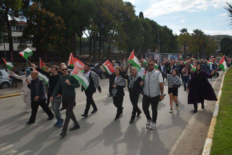 Ayvalık’ta Özgür Filistin İçin Yürüdüler