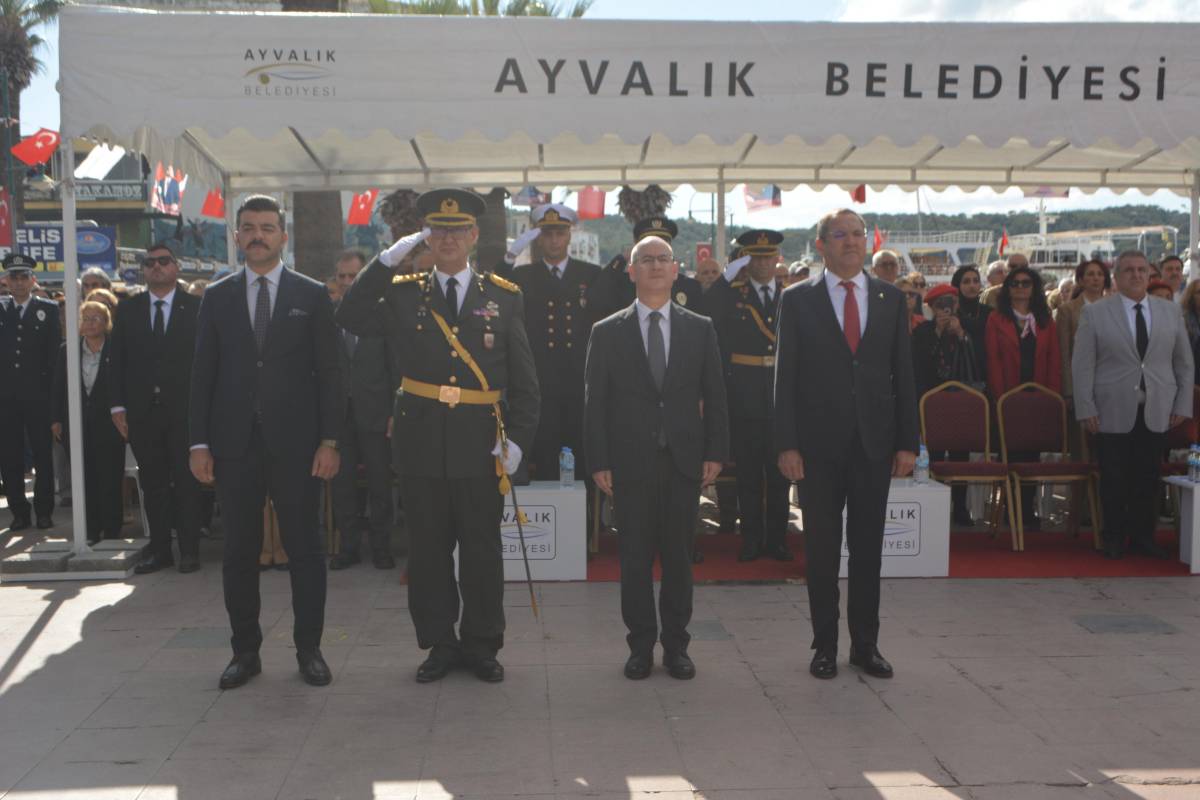 Ayvalık'ta Cumhuriyet Bayramı kutlamaları çelenk sunumuyla başladı