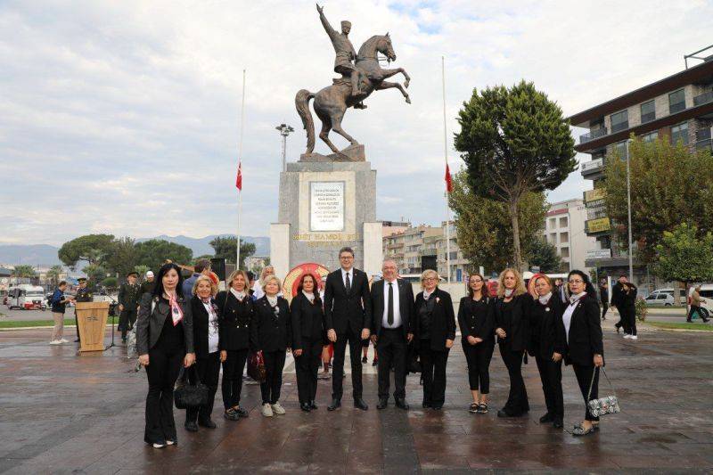 Edremit, 10 Kasım’da Ulu Önder Atatürk’ü anmak için tek yürek oldu