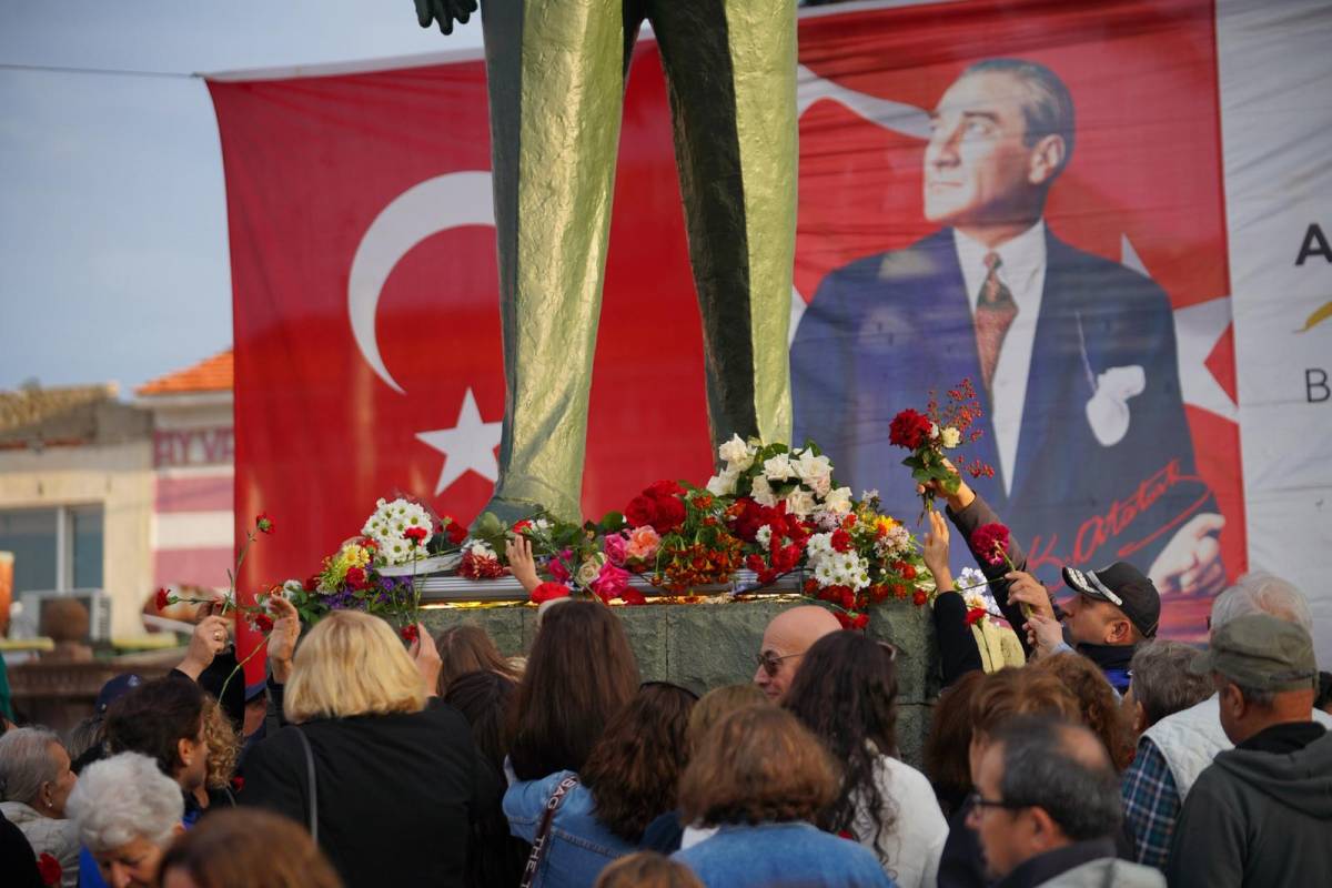 10 Kasım Atatürk’ü Anma Günü kapsamında yüzlerce Ayvalıklı meydanı doldurdu