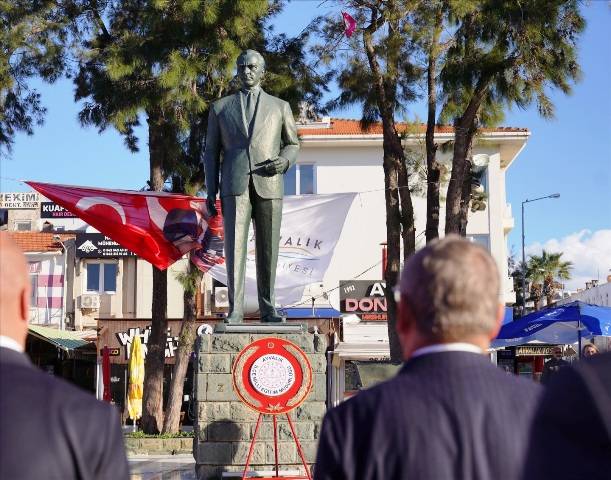 Ayvalık’ta Öğretmenler Günü Coşkuyla Kutlandı