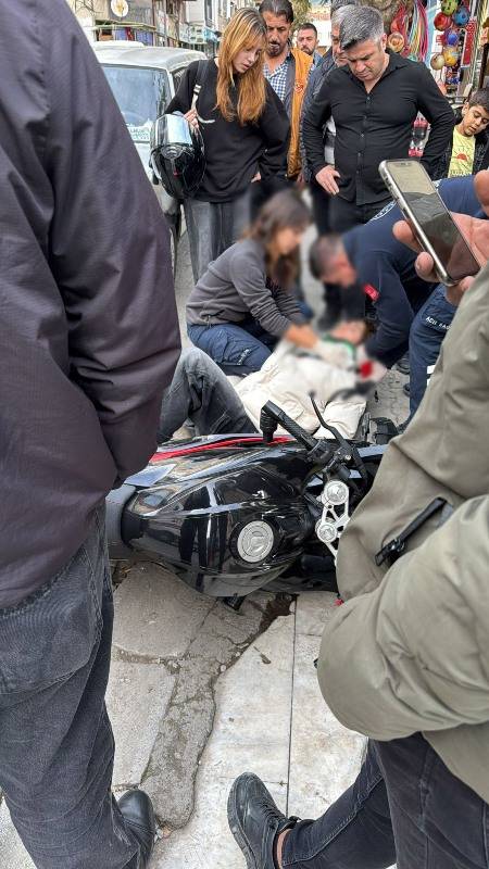 Edremit’te Motosiklet ile Otomobil Çarpıştı: 1 Yaralı