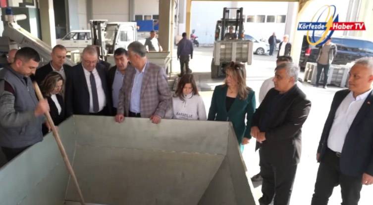 Edremit Belediye Başkanı Ertaş, emekçilerle zeytin topladı