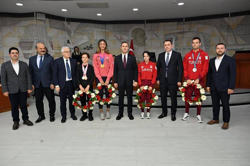 Başkan Akın, Balıkesir’in adını dünyaya duyuran milli sporcuları ağırladı