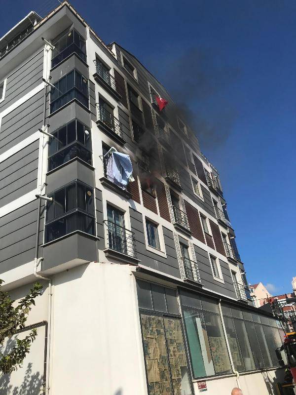 Bandırma’da yangında dumanlar apartmandan yükseldi