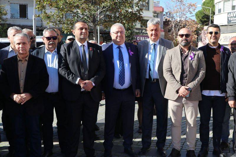 CHP Edremit İlçe Kadın Kolları kadına şiddete karşı için meydandaydı..