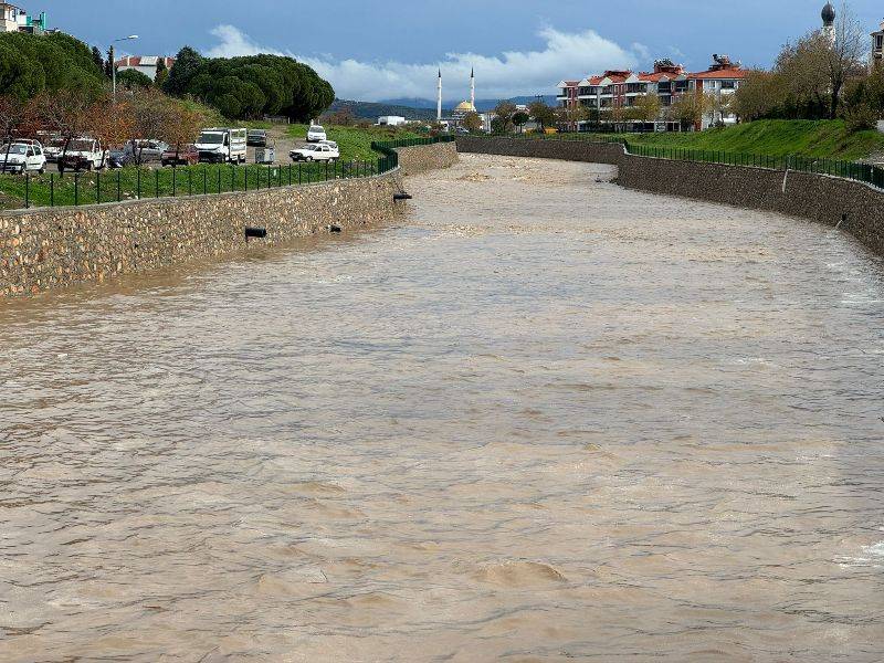 Beklenen yağmur Körfez ilçelerinde hayatı olumsuz etkiledi