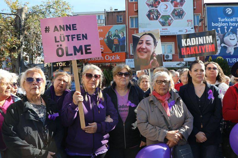 CHP Edremit İlçe Kadın Kolları kadına şiddete karşı için meydandaydı..