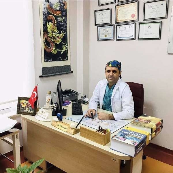 Balıkesir Üniversitesi’nin Başarılı Cerrahı: Doç. Dr. Ferhat Çay’a Yoğun İlgi