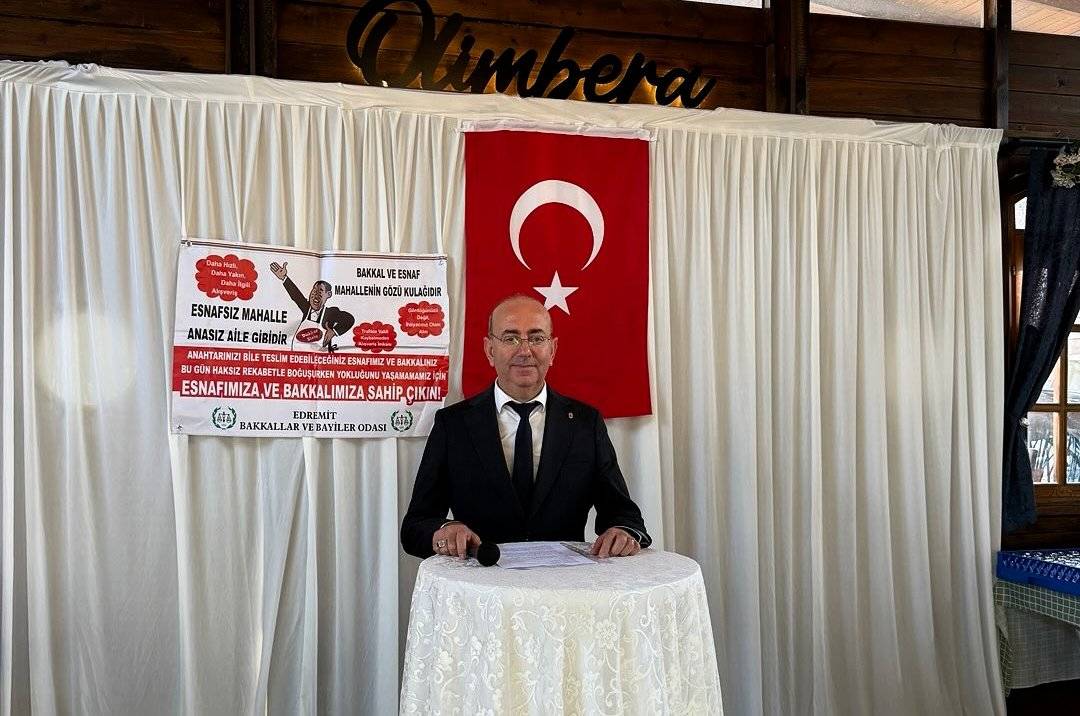 Edremit’te Bakkallar Odası, 20 yılını tamamlayan esnafları plaketle ödüllendirdi