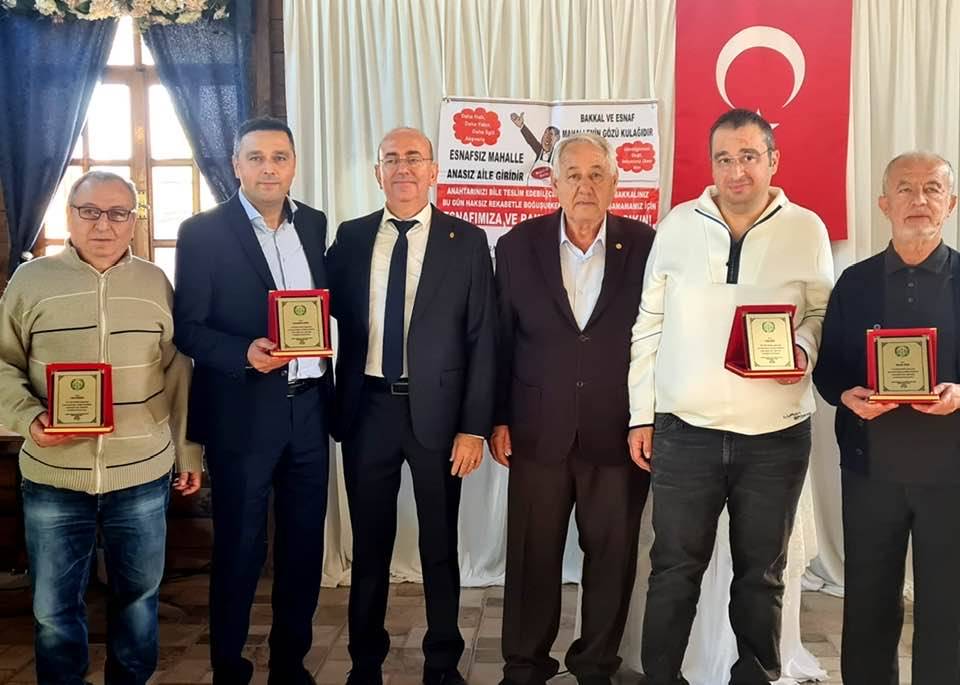 Edremit’te Bakkallar Odası, 20 yılını tamamlayan esnafları plaketle ödüllendirdi