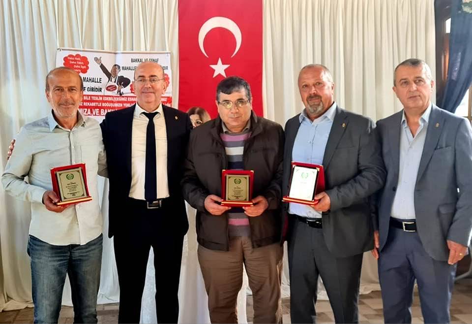 Edremit’te Bakkallar Odası, 20 yılını tamamlayan esnafları plaketle ödüllendirdi