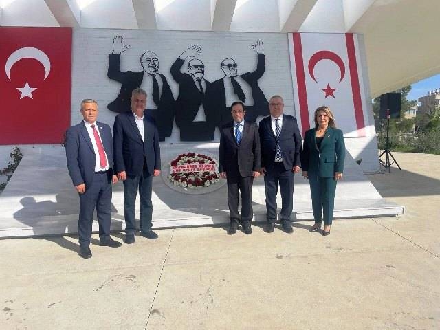 KKTC’nin 42. Kuruluş Yıl Dönümünde Denktaş’ın Mezarı Ziyaret Edildi