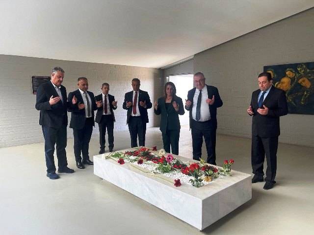 KKTC’nin 42. Kuruluş Yıl Dönümünde Denktaş’ın Mezarı Ziyaret Edildi